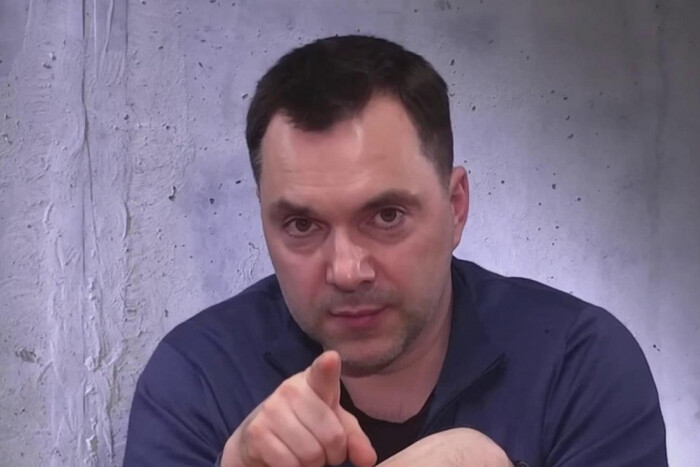 Українці розпродають Арестовича: пчих ексрадника та труси з його обличчям (фото)