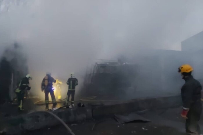 В одному з районів Києва спалахнула масштабна пожежа