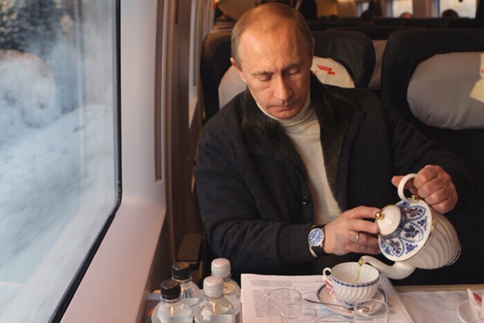 Из-за бронепоезда Путина остановилось железнодорожное движение под Москвой