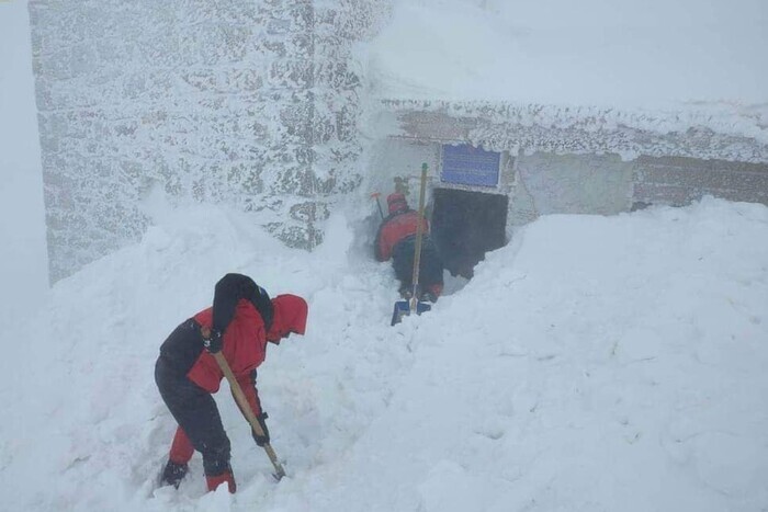 В Карпатах выпало почти два метра снега: фото