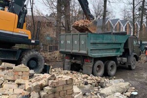 Демонтаж зруйнованих окупантами приватних будинків розпочали у Бучі