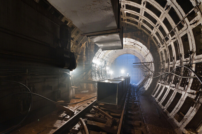 Небезпека обвалення: на Виноградарі відновлено будівництво метро