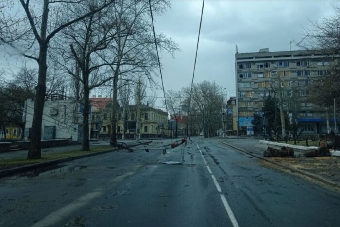 Росіяни обстріляли зупинку громадського транспорту у Херсоні: є жертви