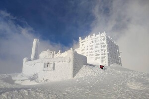 Зимова казка. Рятувальники показали засніжену вершину гори Піп Іван (фото)