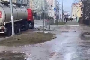 У Києві затопило вулицю. Автомобілі стоять у воді (відео)
