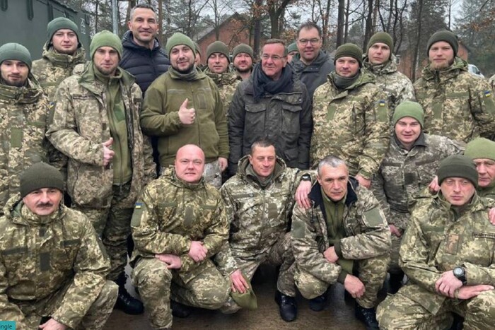 Кличко з міністром оборони Німеччини відвідали полігон, де тренуються українські військові (фото)
