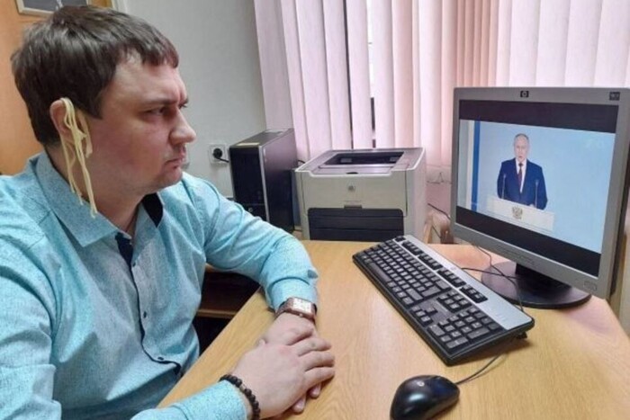 Російський депутат слухав промову Путіна з локшиною на вухах (відео)