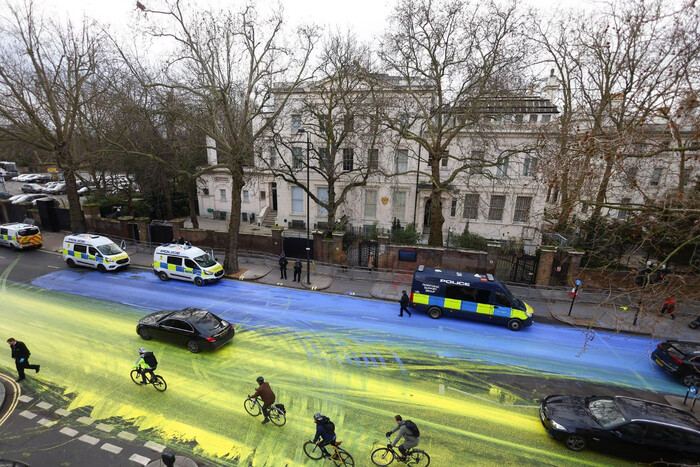 A Londres, des militants ont peint la route devant l'ambassade de Russie en bleu et jaune