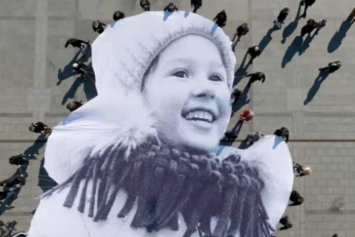 Une toile de renommée mondiale avec une photo d'une petite femme ukrainienne sera dévoilée à Kiev