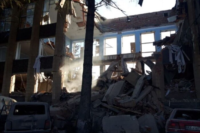 Росіяни прицільно обстріляли рятувальників на Харківщині, які витягували тіла з-під завалів (фото)