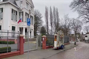 У Гаазі навпроти посольства РФ грає гімн України 