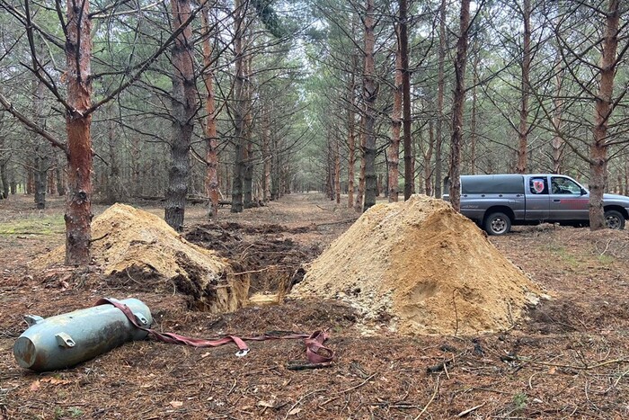 Житомирщина: посеред лісу знайдено російську ракету (фото)