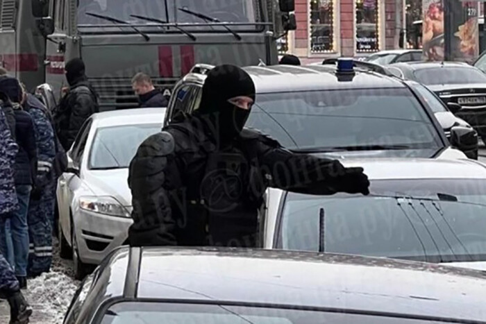À Saint-Pétersbourg, un inconnu a tiré sur un policier anti-émeute
