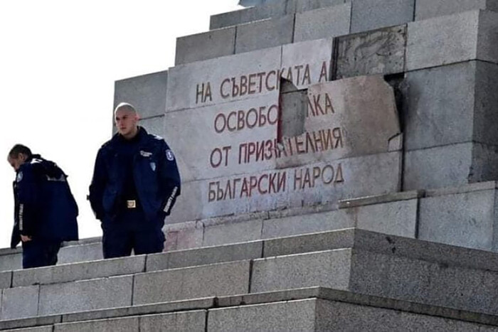 У Болгарії чоловік потрощив пам'ятник радянській окупації 