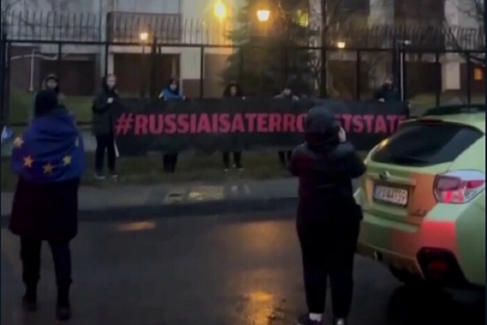 Сирени та постріли. Як розбудили російських дипломатів у Варшаві (відео)