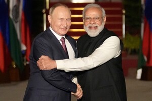 Путін і прем'єр-міністр Індії Нарендра Моді вітають один одного перед зустріччю в Нью-Делі