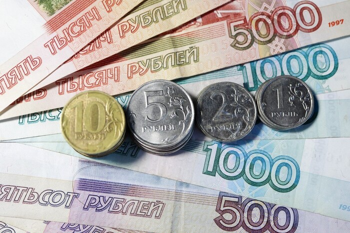 На фоні нових санкцій у Росії рекордно обвалився рубль