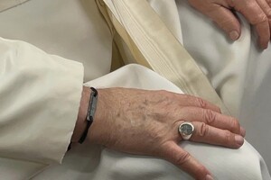 Папа Римський одягнув браслет зі сталі «Азовсталі» (фото)