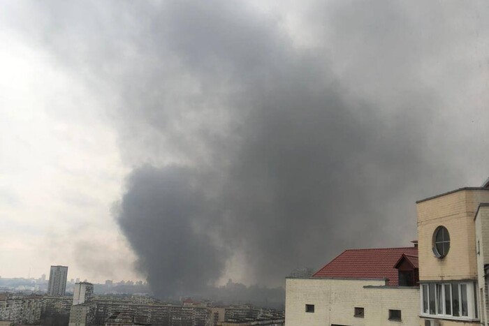 Гасять 90 рятувальників: Кличко розповів подробиці пожежі на підприємстві у столиці