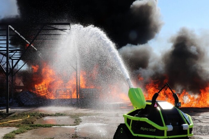 Масштабну пожежу у Києві локалізовано: рятувальникам допомагав робот 