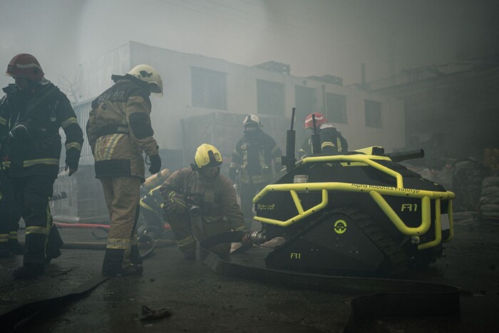 Пожежу на складі у Києві загасили: рятувальники показали новітню техніку, яка їм допомогла