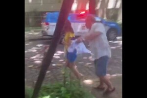 Співробітник консульства РФ напав на росіянку, яка протестувала проти війни (відео)