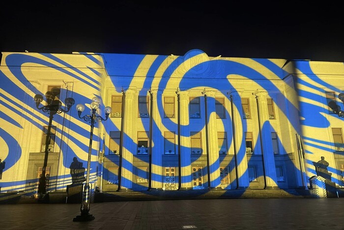 Митець зі Швейцарії підсвітив будівлю Ради до річниці вторгнення (фото)