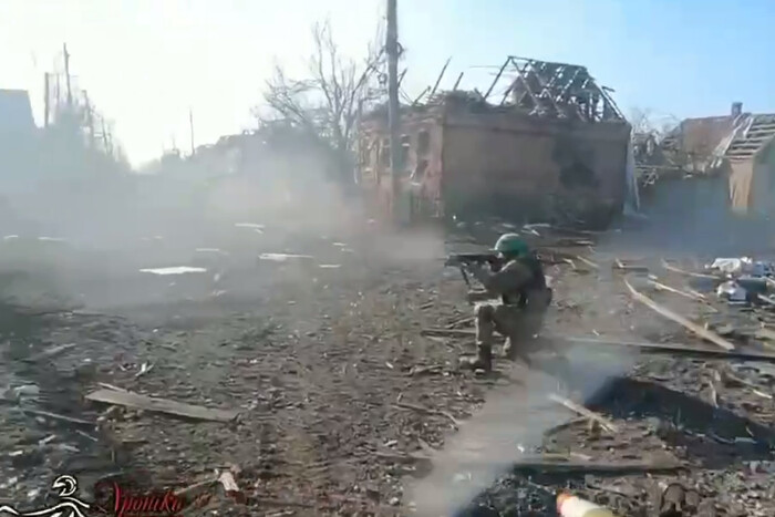 У Бахмуті український воїн влучив у російський танк із гранатомета (відео) 