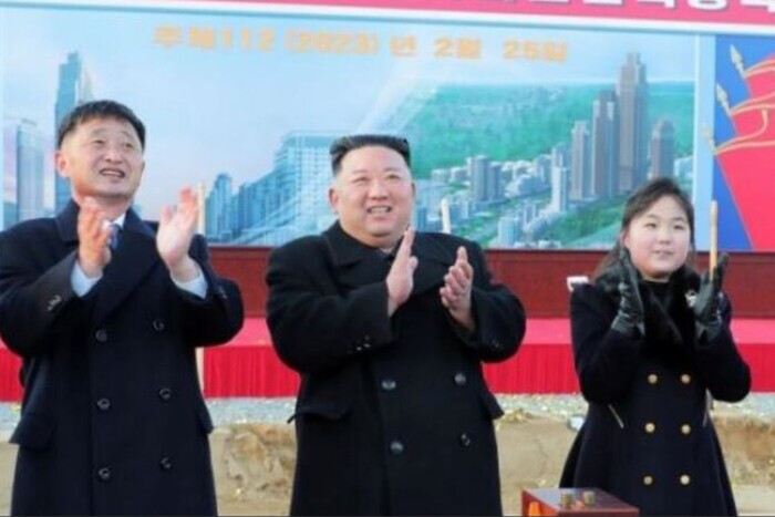 Ким Чен Ын показал свою наследницу (фото)