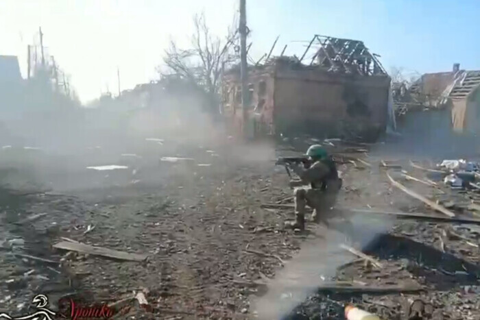 В Бахмуте украинский воин попал в российский танк из гранатомета (видео)