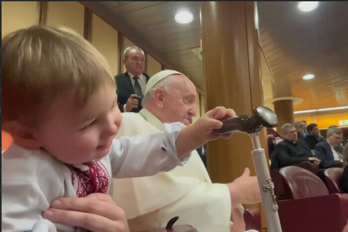 Маленький мальчик из «Азовстали» играет с тростью Папы Римского. Чувственное видео