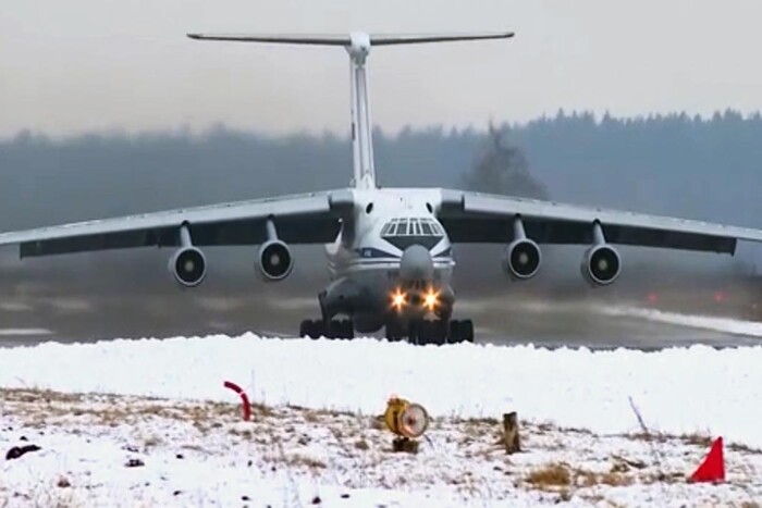 Підрив літака у Мачулищах: британська розвідка повідомила, як це вплине на російську армію 	