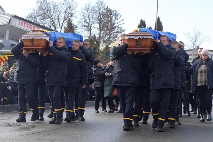 У Хмельницькому попрощалися із загиблими під час російської атаки рятувальниками (фото)