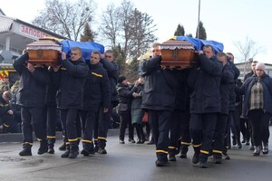 У Хмельницькому попрощалися із загиблими під час російської атаки рятувальниками (фото)