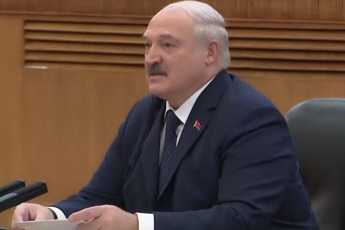 Лукашенко не зміг без папірця привітати Сі Цзіньпіня (відео)