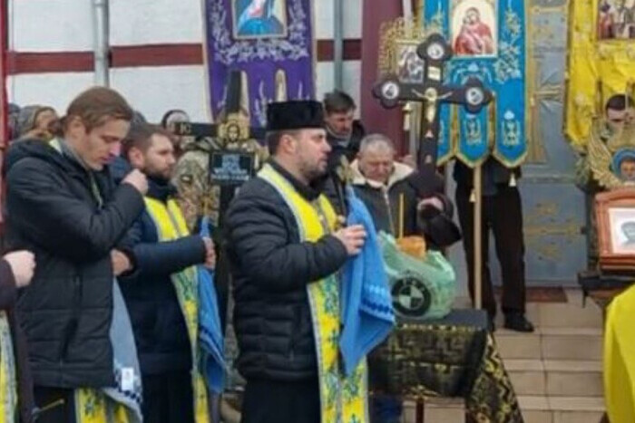 На Буковине священник Московской церкви не дал отпеть защитника в храме (видео)
