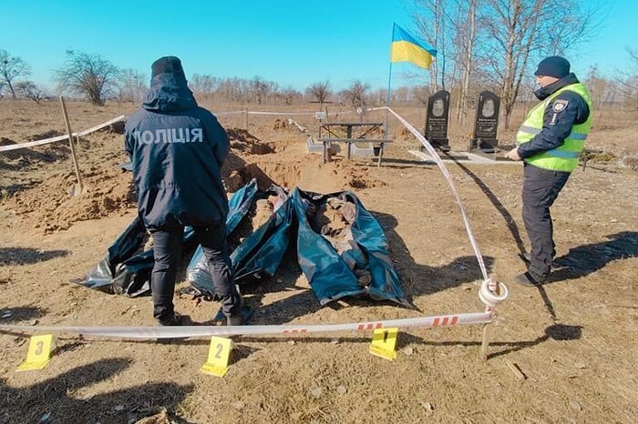 Un nouveau cimetière pour les civils tués a été découvert dans la région de Kiev (photo)