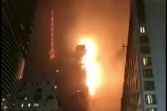 У Гонконгу спалахнув 42-поверховий хмарочос (відео)