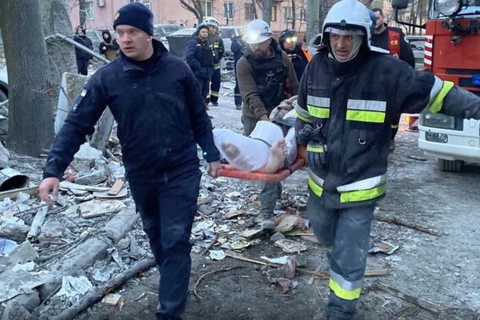 Обстріл багатоповерхівки у Запоріжжі: рятувальники дістали з-під завалів тіла ще двох жертв