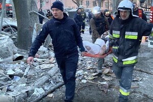 Обстріл багатоповерхівки у Запоріжжі: рятувальники дістали з-під завалів тіла ще двох жертв