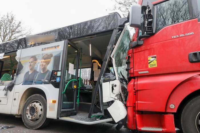 У Німеччині автобус зіштовхнувся з вантажівкою: десятки постраждалих