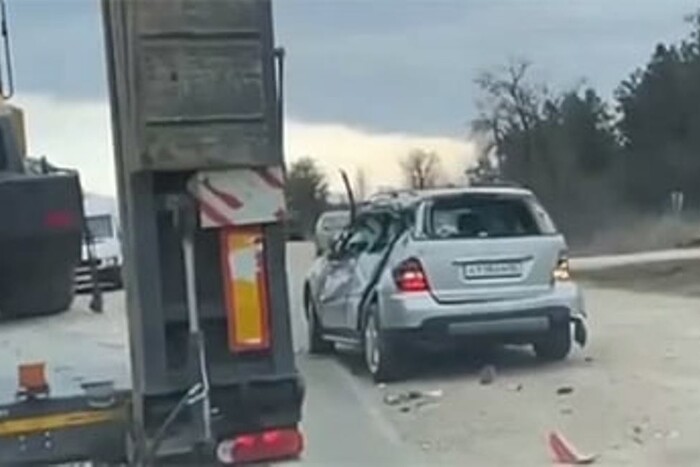 В окупованому Криму російський БТР розчавив автівку (відео)