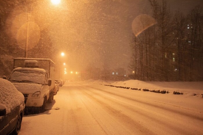 Сніг, блискавка та грім: у столиці спостерігається аномальна погода (відео)