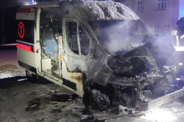 У Польщі зловмисник спалив карети швидкої, призначені для українських госпіталів