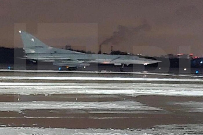 У петербурзькому аеропорту екстрено сів винищувач із ракетою під крилом (фото)