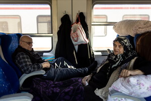 Люди, що вціліли під час землетрусів у Туреччині, живуть у вагонах потягів (фото)