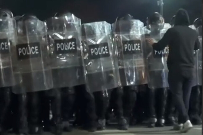У Грузії силовики відігнали мітингувальників від парламенту (відео)