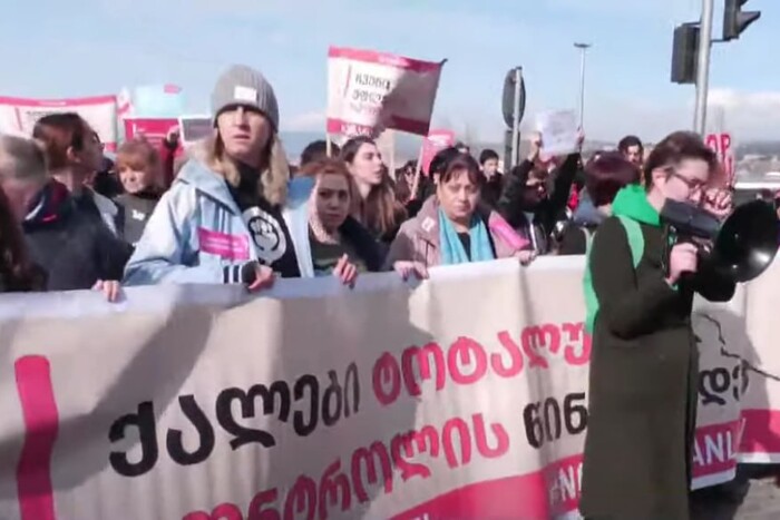 У Тбілісі відновилися протести та розпочався жіночий марш (відео)