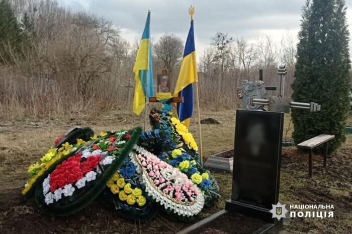 На Черкащині підлітки зняли український прапор із могили військового задля відео в TikTok