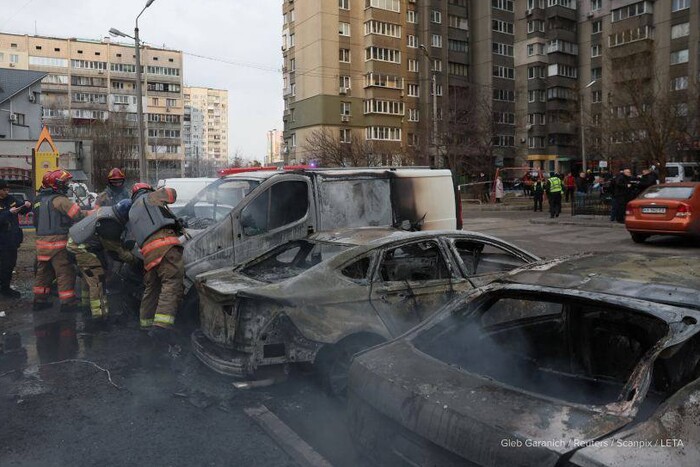 Палають автівки: наслідки ранкового обстрілу Києва (відео)